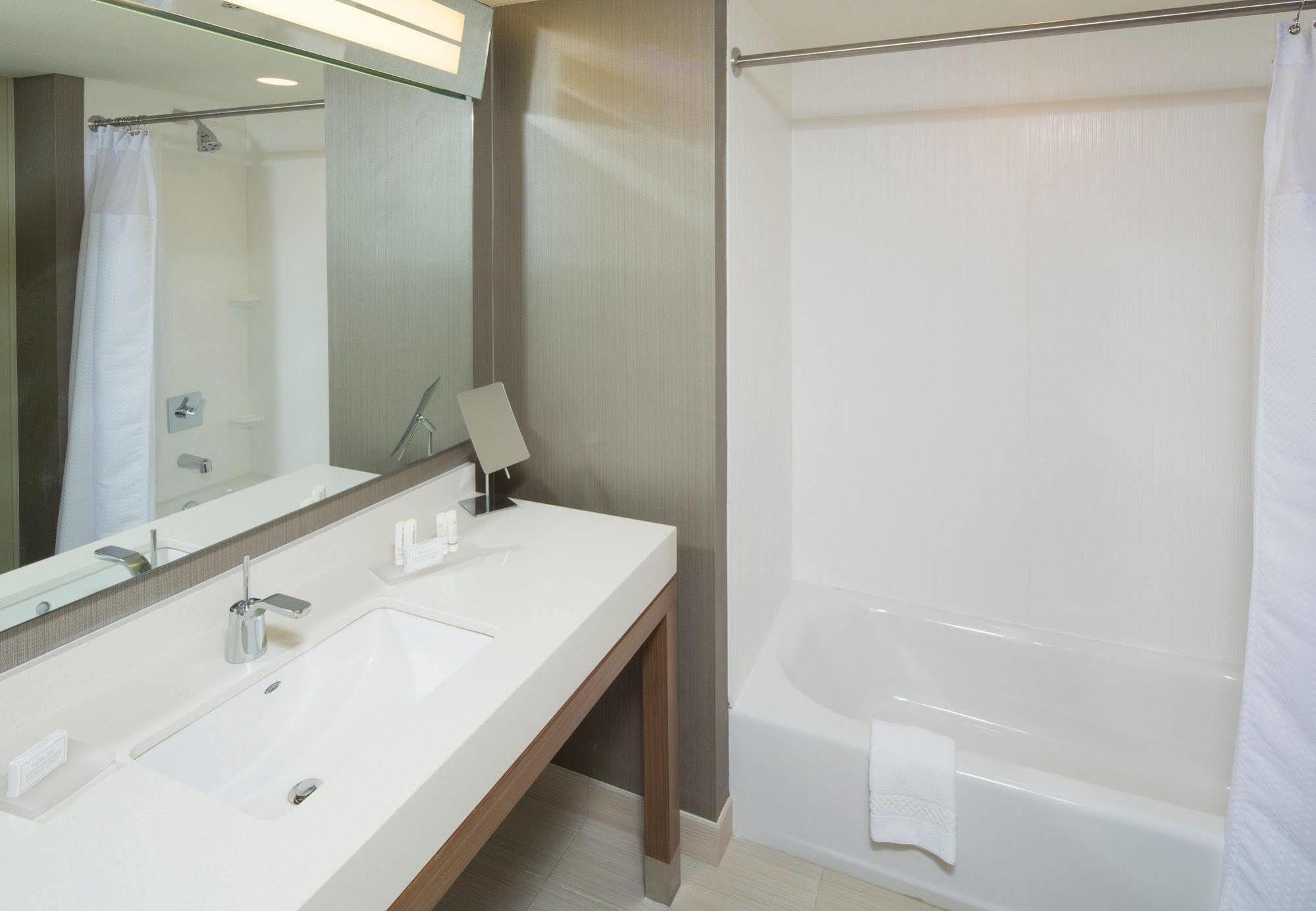 Courtyard By Marriott Dallas Midlothian At Midlothian Conference Center Eksteriør billede